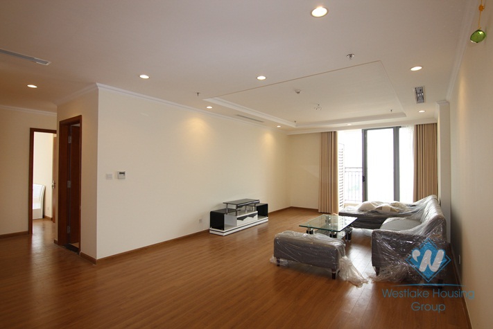 Four bedrooms apartment for rent in Vinhome Nguyen Chi Thanh, Dong Da district, Ha Noi